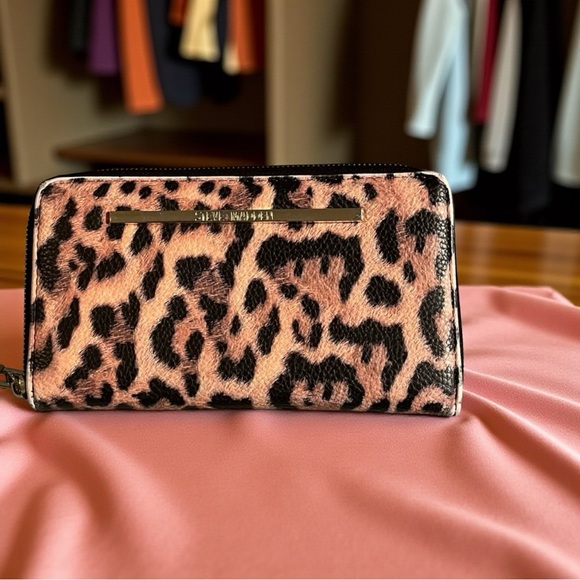 Steve Madden Leopard Print Wristlet - Picture 2 of 5